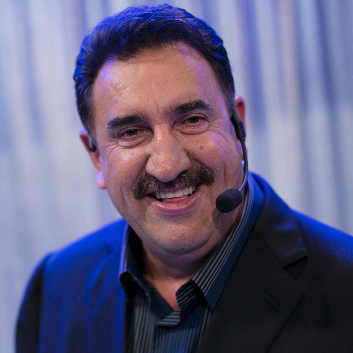 Lembrando que Ratinho é pai do Ratinho Júnior; o mesmo que está pré candidato a presidente do Brasil, o mesmo que maltrata professores no Paraná e tira verbas ao combate ao racismo e homofobia no Paraná. 

Tal pai tal filho! Lembre-se 😉