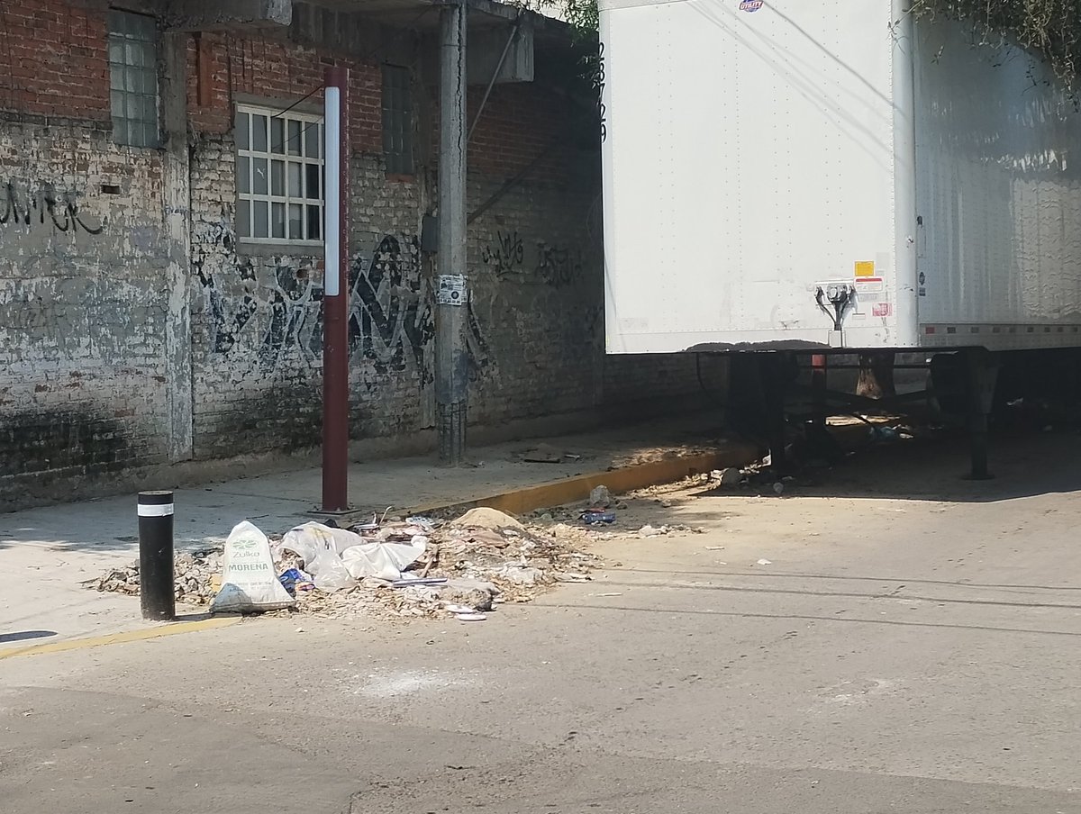 Apoyo!!! En la calle de Jesús Capistran entre las calles de Hermenegildo Galeana y Emilio Carranza, Alcaldía Azcapotzalco Col. Santiago Ahuizotla cp. 02750, hay cajas de trailes generando ratas, tiradero de basura y gente que las utiliza para vivir y drogarse@AzcapotzalcoMx