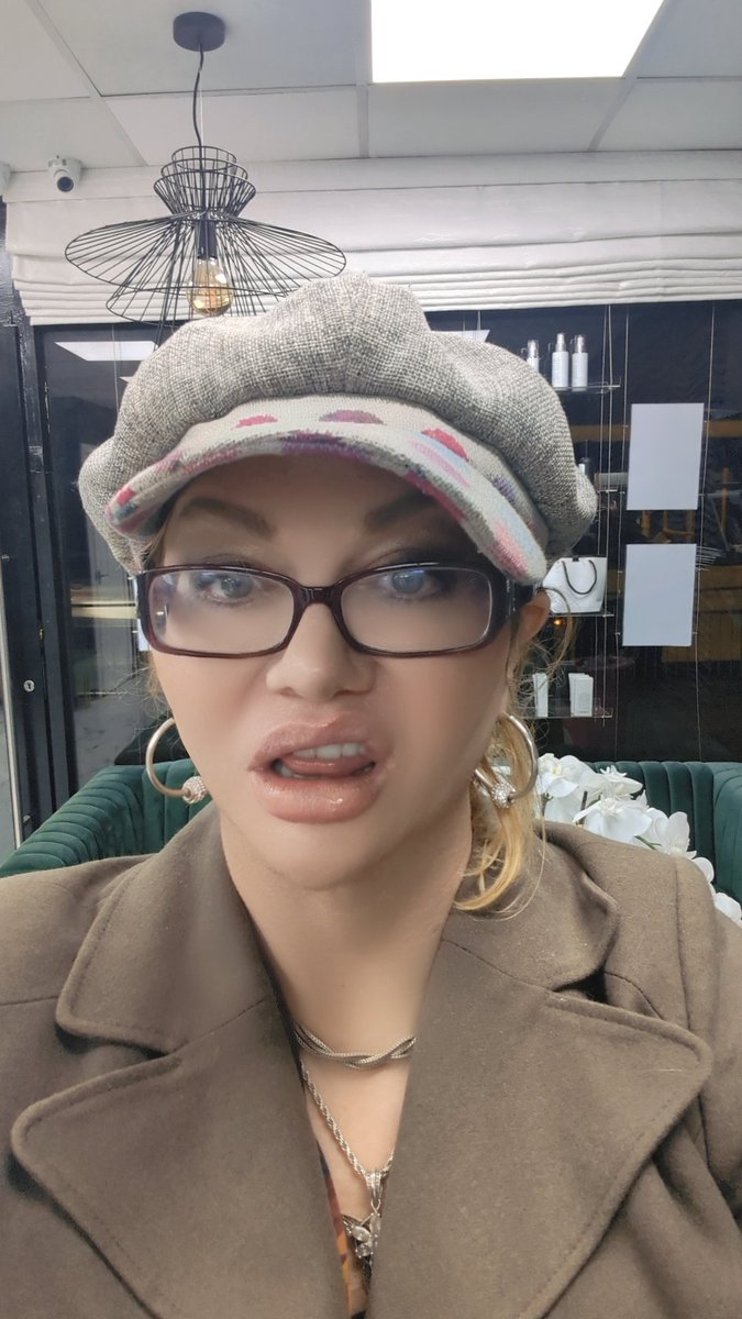 Trans porn star Evain Diamond tweet media