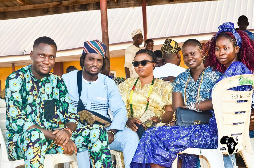Throwback Thursday with the fam in Ìbàdàn. <a href="/spiritual_wife/">Spiritual Wife</a> and <a href="/ajakayeviolet44/">sealestial🌊being💜</a> my personal people 💜💜💜.