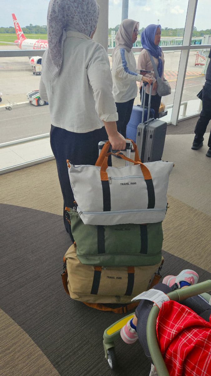 husina212's tweet photo. Bagi yg mau terbang dengan Air Asia tanpa bagasi sebaiknya beli tas duffle ini mudah dan ringan beratnya hanya 500gram, berbanding jauh dengan koper kabin yg berat kosongnya saja sudah 3kg, ini kami pergi ber 3

link Pembelian tas Duffle
https://t.co/sCbY26Dd7O https://t.co/eS9ZBrbyUo