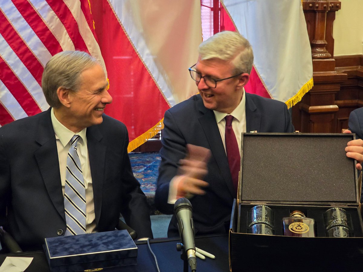 KarelHavlicek_'s tweet photo. Historicky první Prohlášení o vzájemné spolupráci mezi Českou republikou a státem Spojených států amerických proběhlo před malou chvílí. V Austinu jsem jej právě podepsal s guvernérem Texasu Gregem Abbottem. https://t.co/zOUiEufOuS