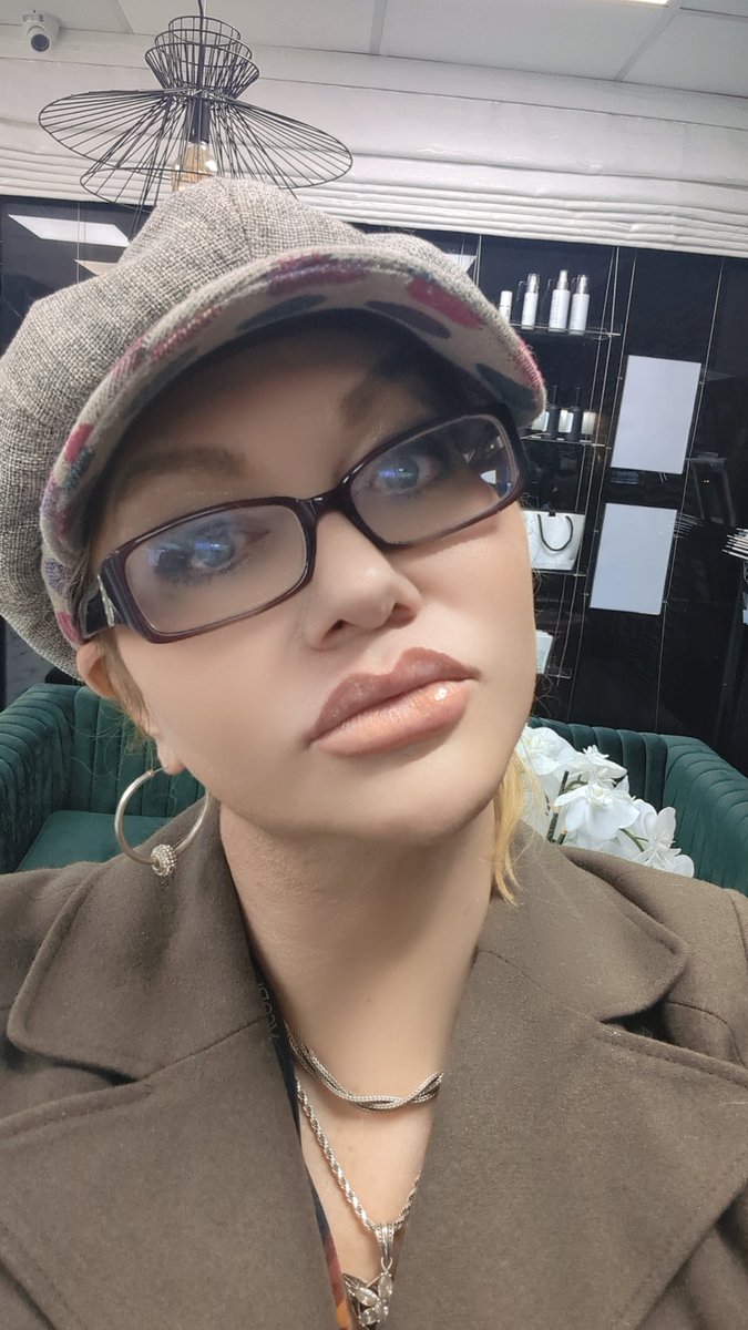 Trans porn star Evain Diamond tweet media