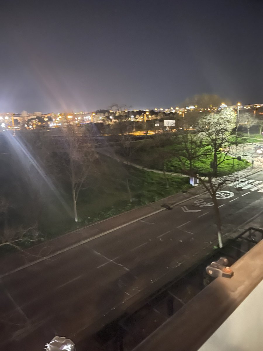 Llevamos ¡siete días! sin alumbrado público en la calle Berlín entre el parking de Las Retamas y el X-Madrid. <a href="/PoliciaAlcorcon/">Policía Municipal de Alcorcón</a> <a href="/AytoAlcorcon/">Ayuntamiento de Alcorcón</a> <a href="/EsmasAlcorcon/">ESMASA Alcorcón</a> <a href="/Hardcorcon/">Hardcorcón</a> 

¿Hay alguien ahí? ¿Tan poco importamos los vecinos de este barrio?

Se agradecería el RT