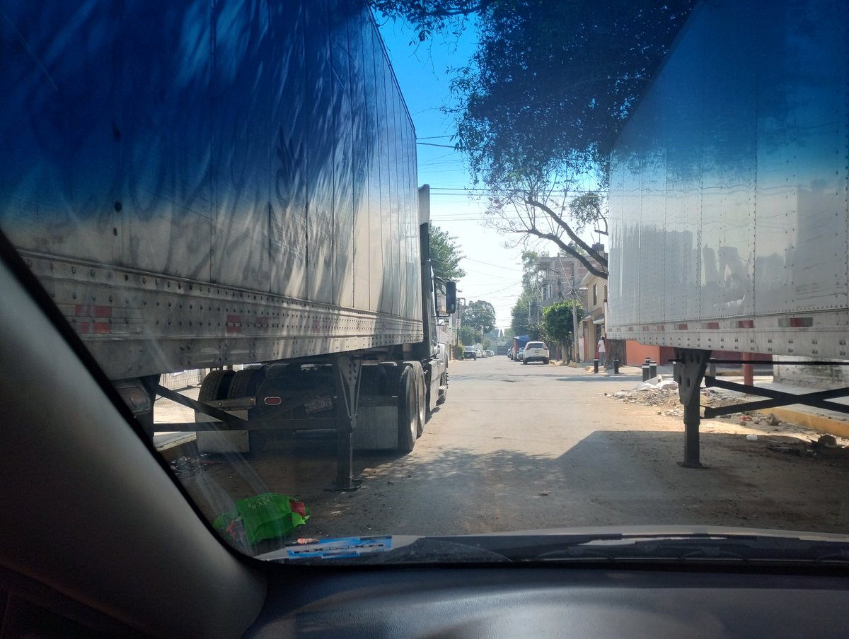 dizaal's tweet photo. @vecinosazcapot Apoyo!!! En la calle de Jesús Capistran entre las calles de Hermenegildo Galeana y Emilio Carranza, Alcaldía Azcapotzalco Col. Santiago Ahuizotla cp. 02750, hay cajas de trailes generando ratas, tiradero de basura y gente que las utiliza para vivir y drogarse https://t.co/0DPmEML4o6