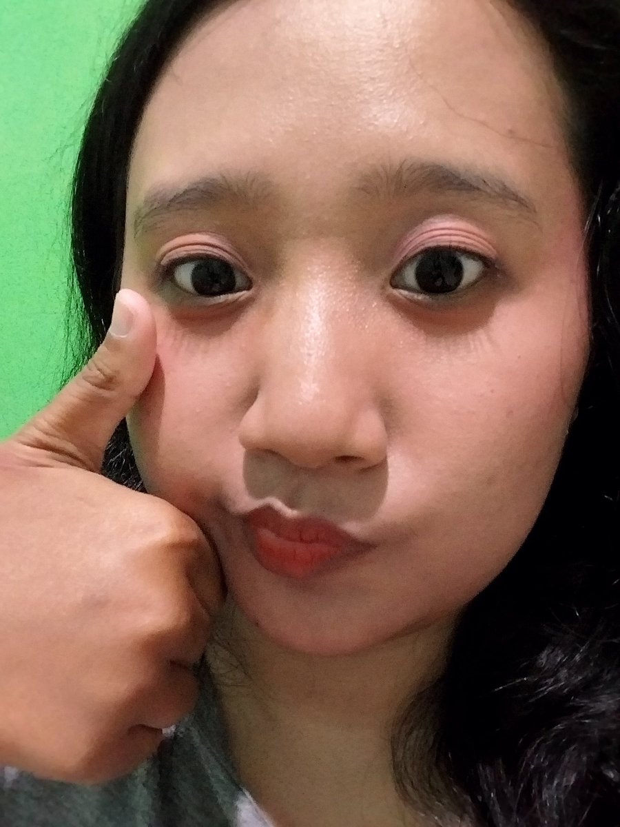 formyhyouck's tweet photo. tidak jadi update lanjut sdang sibuk menjadi #beautycreator mencoba palet barunyah fanbo manteb for sawo matang girlies yh bli cpat #influenser https://t.co/lEcb1yD55w