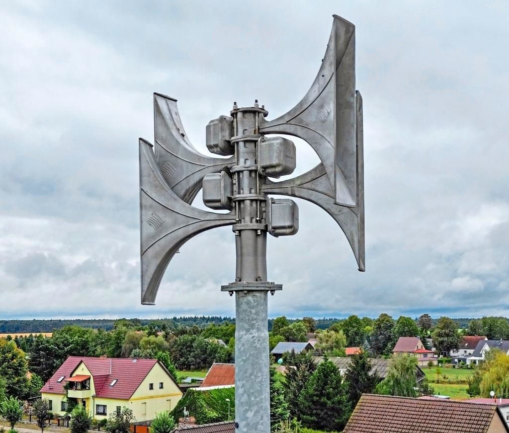 Wie das Landratsamt Neumarkt mitteilt, erfolgt die Warnung um 11 Uhr durch einen auf- und abschwellenden Heulton von einer Minute, und um 11.30 Uhr wird auch die Entwarnung durch einen 3 min Dauerton getestet. mittelbayerische.de/lokales/landkr…