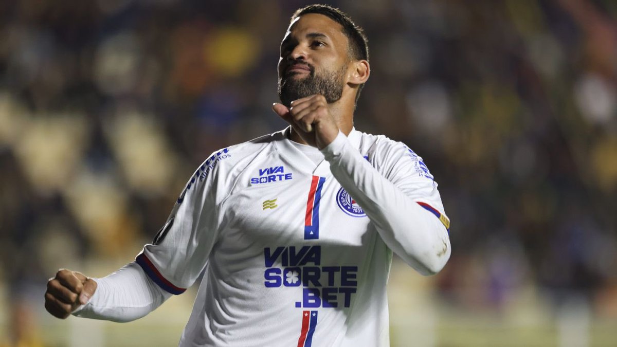 canalbarabahea's tweet photo. - No Bahia antes da SAF eu tive como centroavante: Gibagol, Marcelo Ramos, Nonato, Robgol, Charles, Edgar Junio… até Rodallega… e os extraclasse Cláudio Adão, Beijoca… para ficarmos com alguns exemplos;

- No Bahia “City”, “milionário”, após a SAF: Lucho, Arthur Sales, Mingotti, Estupinan, Everaldo, Willian José… 

E já estamos no quarto ano de SAF, com 07 janelas de transferência já transcorridas, e até hoje não temos um centroavante “extraclasse”, que de fato resolva, faça a diferença… 

E convenhamos: não viramos SAF do “Grupo City” para regredirmos no histórico de centroavantes. 

E torço muito para que Alejo Veliz “resolva”, porque já passou da hora… e ninguém aguenta mais essa carência. 

Gol custa caro. 

#AVer #BaraBahea @ecbahia