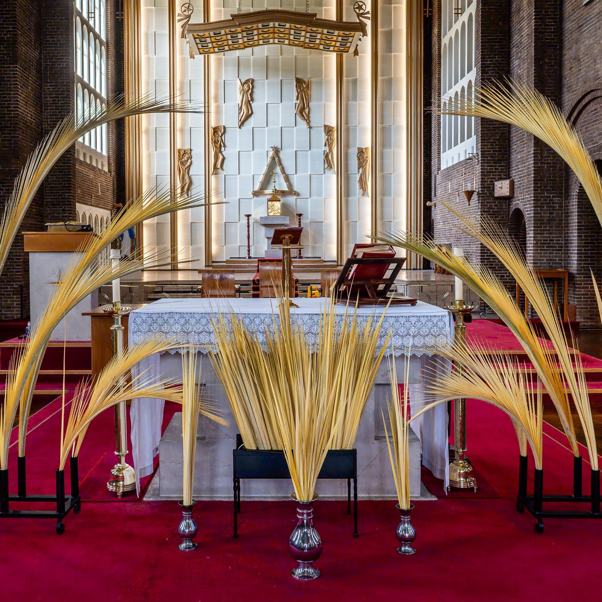 Celebrate with #Palm!🌾

Give a golden glow to #Church, use branches to brighten the #altar display, or create warmth with vases of leaves allowing visitors to take to make crosses - With only 2 weeks to #PalmSunday, buy now to guarantee delivery in time!

hfltd.com