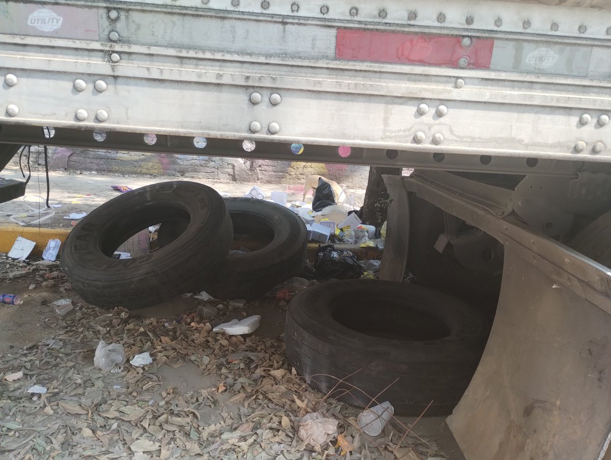 dizaal's tweet photo. @Cesar_VegaGar Apoyo!!! En la calle de Jesús Capistran entre las calles de Hermenegildo Galeana y Emilio Carranza, Alcaldía Azcapotzalco Col. Santiago Ahuizotla cp. 02750, hay cajas de trailes generando ratas, tiradero de basura y gente que las utiliza para vivir y drogarse https://t.co/KF4zUnNU0X