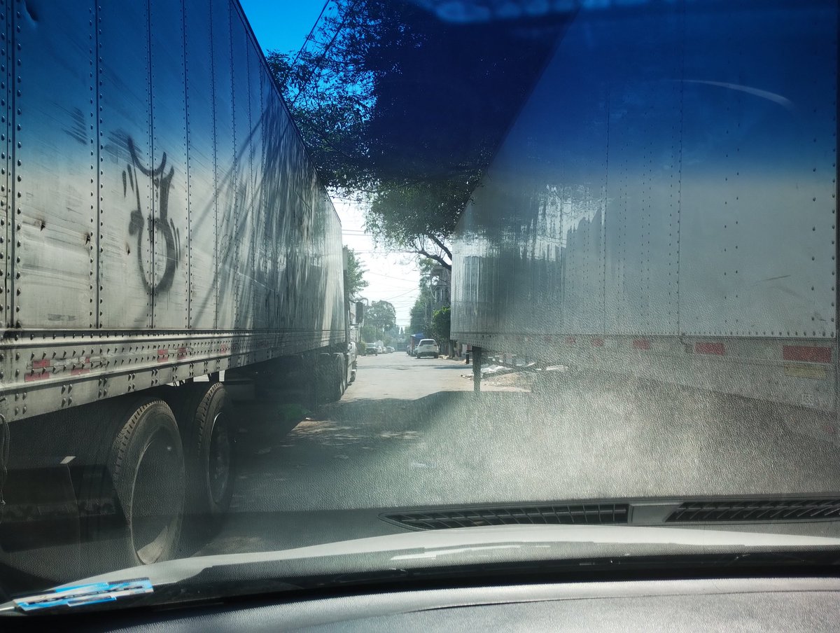 dizaal's tweet photo. @Cesar_VegaGar Apoyo!!! En la calle de Jesús Capistran entre las calles de Hermenegildo Galeana y Emilio Carranza, Alcaldía Azcapotzalco Col. Santiago Ahuizotla cp. 02750, hay cajas de trailes generando ratas, tiradero de basura y gente que las utiliza para vivir y drogarse https://t.co/KF4zUnNU0X