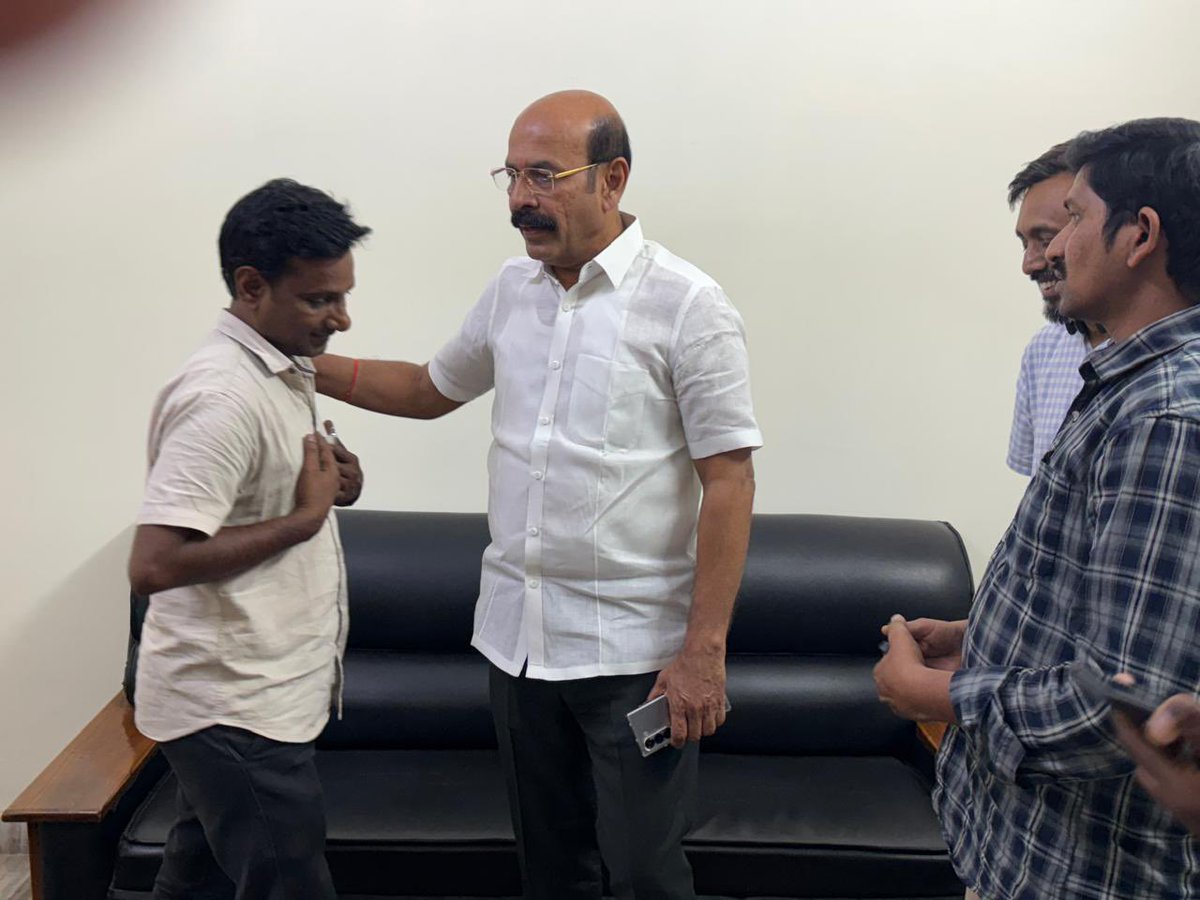 YSRCParty's tweet photo. తెలంగాణకు చెందిన జర్నలిస్ట్ కె.వెంకటరామి రెడ్డి గారికి అండగా నిలిచిన వైయస్‌ఆర్‌సీపీ 

కూటమి ప్రభుత్వం తప్పుల్న�� ప్రశ్నిస్తున్నాడనే అక్కసుతో తెలంగాణకు చెందిన జర్నలిస్ట్‌ను అక్రమంగా అరెస్ట్ చేసి నిర్భందించిన కర్నూలు పోలీసులు 

వెంకటరామి రెడ్డి గారి కుటుంబ సభ్యులు హైకోర్టును ఆశ్రయించి హేబియస్ కార్పస్ పిటిషన్ దాఖలు చేయడంతో పోలీసులు బెంబేలు 

అరెస్ట్ సమయం నుంచి బెయిల్‌ వరకూ వెంకటరామి రెడ్డి గారికి అండగా నిలిచిన వైయస్‌ఆర్‌సీపీ కర్నూలు జిల్లా అధ్యక్షులు ఎస్.వి. మోహన్ రెడ్డి గారు, జిల్లా పార్టీ నాయకులు, కార్యకర్తలు 

ప్రశ్నించే గొంతుల్ని ఇంకెంత కాలం ఇలా అరెస్ట్‌లు, నిర్భందాలతో నొక్కుత��వు @ncbn ?