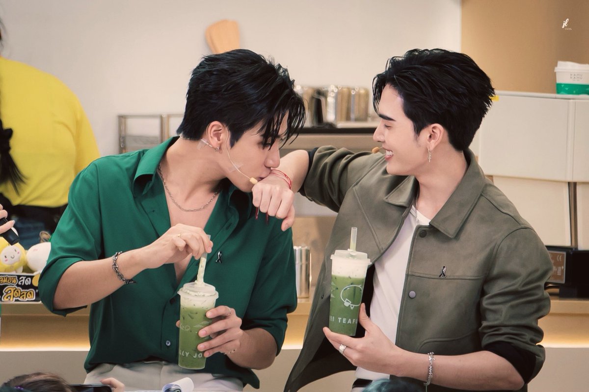 ♡ Why Is The Room Spinning? 
“Oh my god, someone get this man an orange juice!”

🖤🤍 — archiveofourown.org/works/80407566