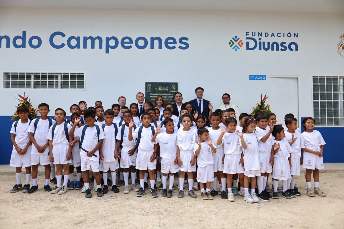 ¡Estamos de aniversario en Comayagua! 🎉 Celebramos dos años de la Escuela Sociodeportiva "Formando Campeones". 
Gracias a las familias, entrenadores y organizaciones aliadas que hacen posible este impacto.