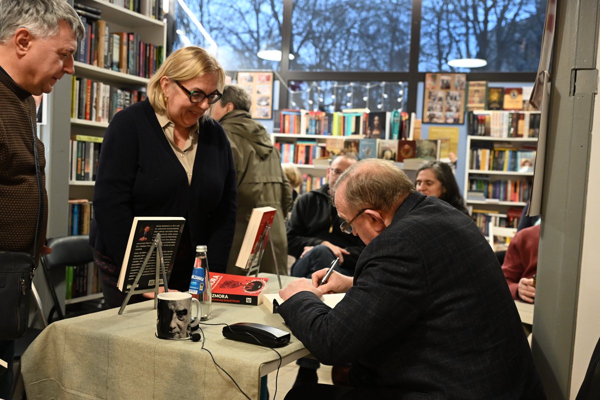 Kolejka po podpisy do red. Michalkiewicza ustawiła się już przed rozpoczęciem spotkania!

Zaczynamy o godz. 18:00. 

➡ multibook.pl/pl/i/KSIEGARNI…