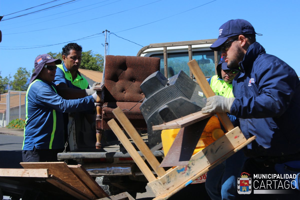 #BuenasNoticias ♻️ El Departamento de Recolección y Gestión de Residuos de la Municipalidad de Cartago continúa desarrollando campañas permanentes de recolección de residuos no valorizables. En esta ocasión, la jornada se llevó a cabo en el distrito de Tierra Blanca.