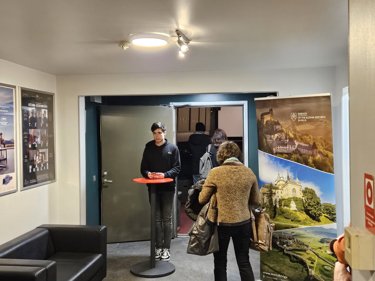 brano_pavlovic's tweet photo. Dans le cadre du mois de la #francophonie 🇫🇷 et en collaboration avec le cinéma @kinogalerija, notre ambassade a présenté le film 🇸🇰 #slovaque Le Rapport Auschwitz dans la capitale lettone #Riga 🇱🇻. Nous avons de nouveau ajouté du 🍷 #vin slovaque.
Ce film est une adaptation du livre d'Alfréd Wetzler « Ce que Dante n'a pas vu ». Il raconte l'histoire de deux jeunes Juifs slovaques qui ont réussi à s'échapper du camp de concentration d'Auschwitz. La publication d'un rapport détaillé de 32 pages sur le fonctionnement du camp de la mort a permis de sauver des milliers de vies.
@FrancijaLatvija @SlovakiaMFA @Arlietas