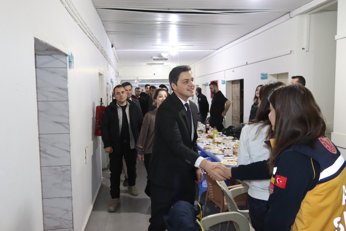 SvrKaymakamligi's tweet photo. 📌Savur’da Gönül Sofrası: Sağlık Çalışanlarımızla İftarda Buluştuk

Savur Kaymakamımız Sayın Enes Emircan BUYURAN, ilçemizde büyük bir özveriyle görev yapan kıymetli sağlık çalışanlarımızla iftar sofrasında bir araya geldi. Toplum sağlığı için gece gündüz demeden çalışan tüm personellerimize teşekkür ediyor, birlik ve beraberliğimizin daim olmasını diliyoruz. 🌙
@SvrKaymakamligi
