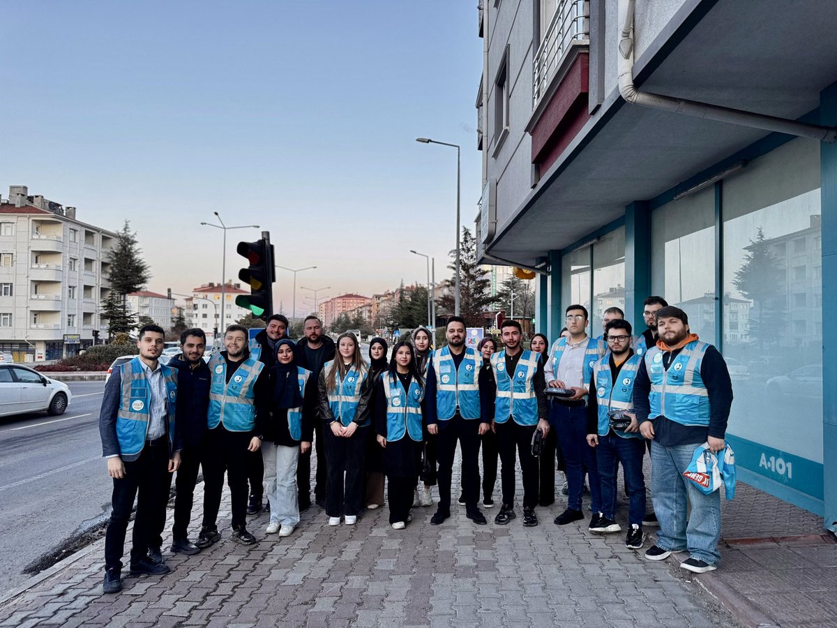 NecatiYurtbilir's tweet photo. İl Başkanımız @av_mfa ile birlikte İftara 5 Kala programımız kapsamında yolda olan hemşehrilerimize ulaştık.

İstiklal Marşı’mızın kabulünün yıl dönümünde, bu anlamlı kartları ve iftariyeliklerimizi trafikte bekleyen vatandaşlarımıza ulaştırarak hem Ramazan’ın bereketini hem de milli ruhumuzu paylaştık.

Gönüllere dokunan bu güzel çalışmada emeği geçen tüm teşkilat mensuplarımıza teşekkür ediyoruz. 🇹🇷

@avyusufibis 
@osmannazlier 
@sinanozhusrev 
@beytullah_gumus 
@EmreCaliskan_50 
@MvSuleymanOzgun 
@nevsehirakgenc