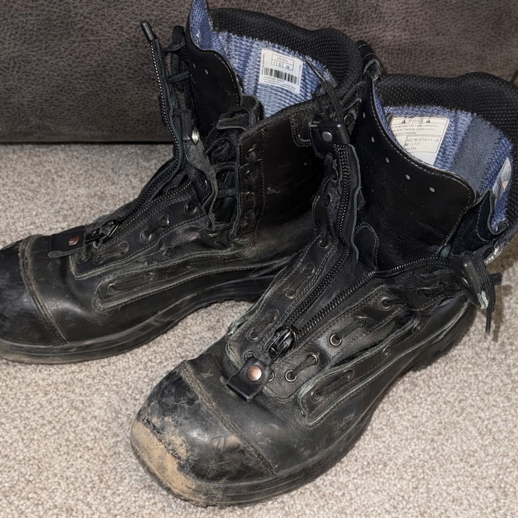 Bootguy69's tweet photo. Partner slipped off his boots. Had to get a picture of them and give them a good whiff. π€€π€€π€€
#bootfetish #haix #haixairpower #sneakerfetieh #workboots #boots #fetish #biguy #bootsniff #sneakerhead #bootsole #bootworship #findom https://t.co/ZhEH9scywA
