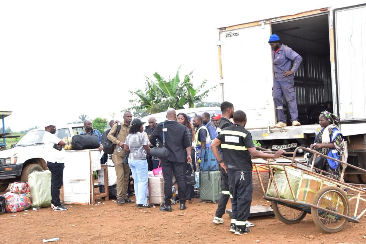 GeorgesKisando's tweet image. #Beni : Après l’incendie de l’aérogare de Mavivi, toutes les opérations de la #RVA (check-in, contrôle bagages, Go-pass) se font en plein air. 

Le commandant annonce une réunion technique ce jeudi pour planifier la reconstruction avec le soutien du gouvernement provincial.