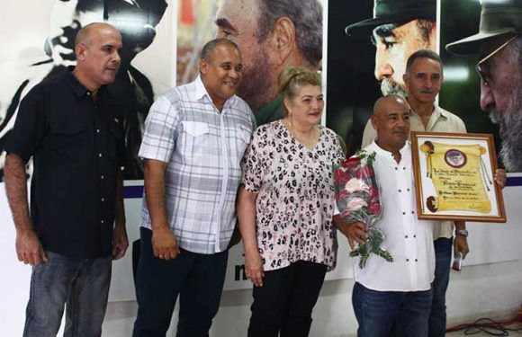 isara4116's tweet photo. Oscar Alfonso Sosa: compromiso y lealtad con el periodismo Con la boleta de duodécimo grado en la mano, Oscar Alfonso Sosa no se arriesgó tanto; licenciatura en Periodismo fue su única opción, y el Premio Provincial Tomás Álvarez de los Ríos Por la Obra de la Vida entregado. https://t.co/S9Q1RJG8Qn