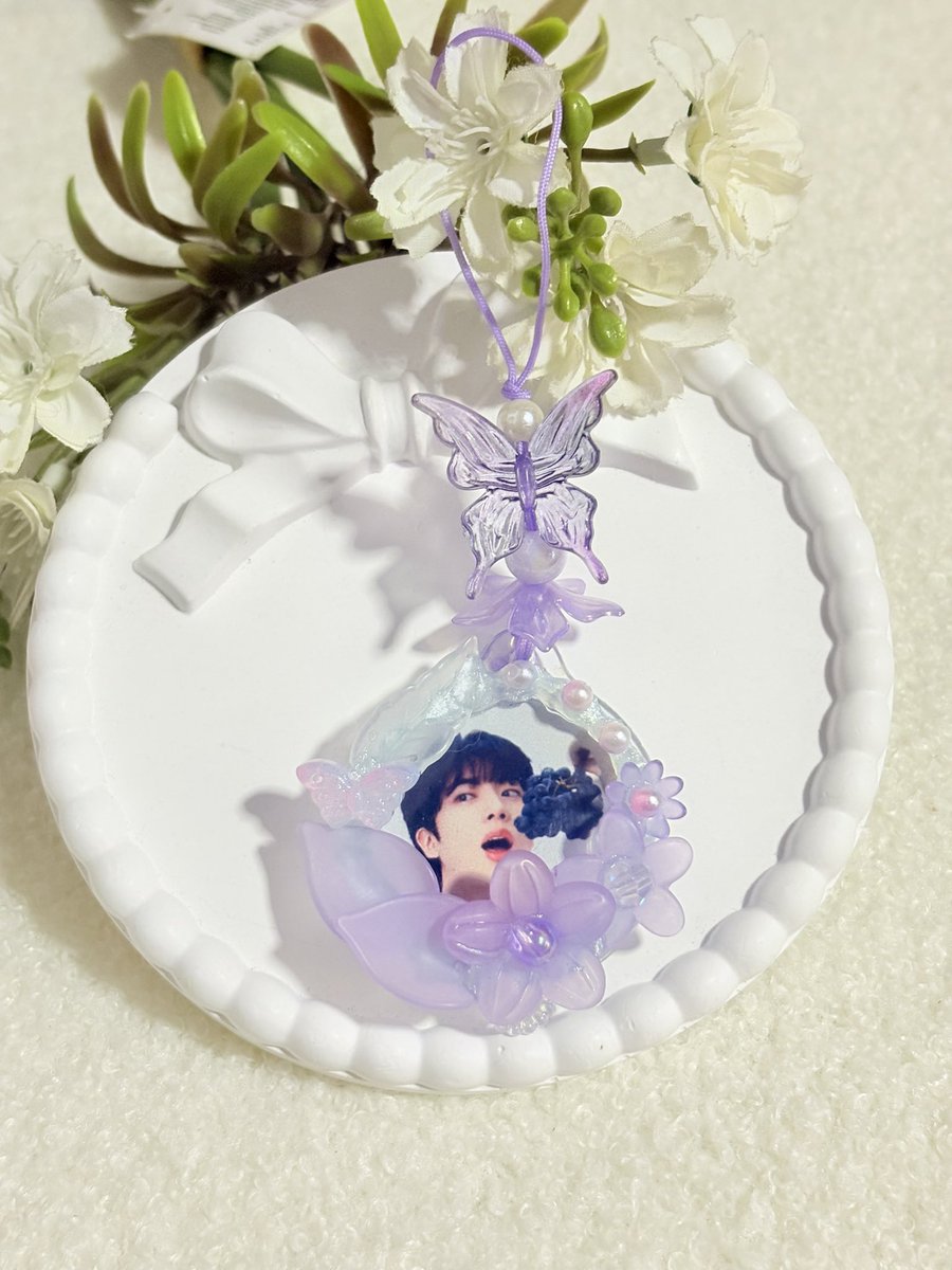 ⚡️Flash⚡️ Charm 🎐✨🌸

มีใครสนใจ flash charm แบบใส่รูปไว้มั้ยงับบ 

ー น้องจาเป็นสินค้าพร้อมส่งเลย 🙌🏻

ー ราคารวมส่งไม่เกินหนึ่งแบงค์แดงงงง ❣️

ー แต่จาเปลี่ยนรูปไม่ได้น้าา 🙅🏻‍♀️

ถ้ามีคนสนใจ จามาตั้งแผงคับ~*(  ˶ˊᵕˋ)੭♡

#ตลาดนัดบังทัน #ตลาดนัดรถไฟบังทัน #ตลาดนัดอาร์มี่