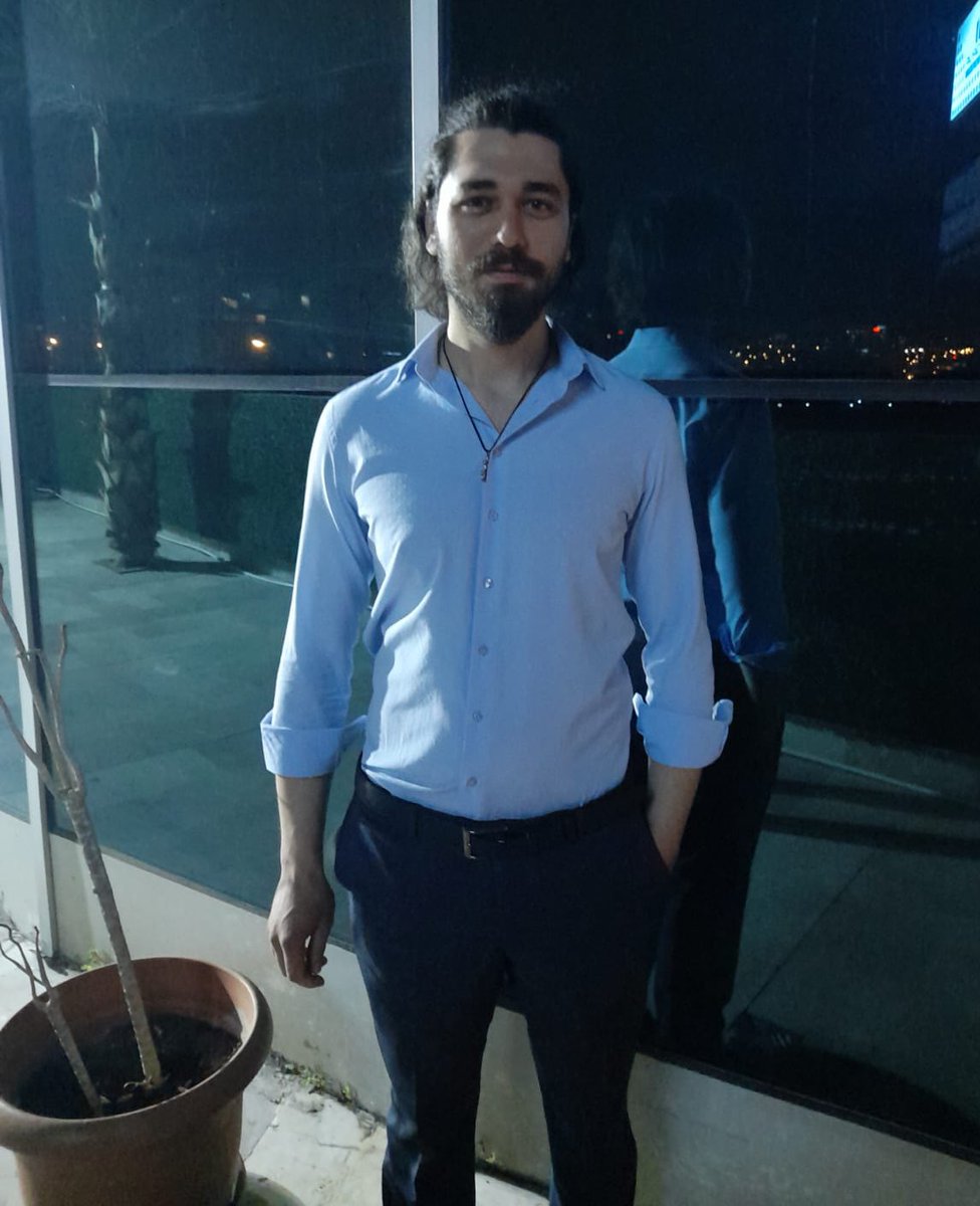 Fotoğrafta gördüğünüz kişi abim Samet Özgül. 

Gazi Üniversitesi öğrencisi ve motokurye olarak çalışan abim Samet, Ankara’da trafikte uyardığı 3 kişi tarafından darp edilip canice boğazından bıçaklanarak katledildi. 

Sabıkalarında uyuşturucu dahil 20 ayrı suç olan 2 kişi serbest