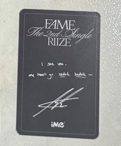 ทำหน้าหล่อๆแบบนี้ถ่ายการ์ด แล้วข้างหลังการ์ดเขียน when i see you, my heart go bedok bedok เหมือนแปลว่าแบบ พอเห็นคุณใจก็เต้นตึกตักๆ จะบ้าㅠㅠ