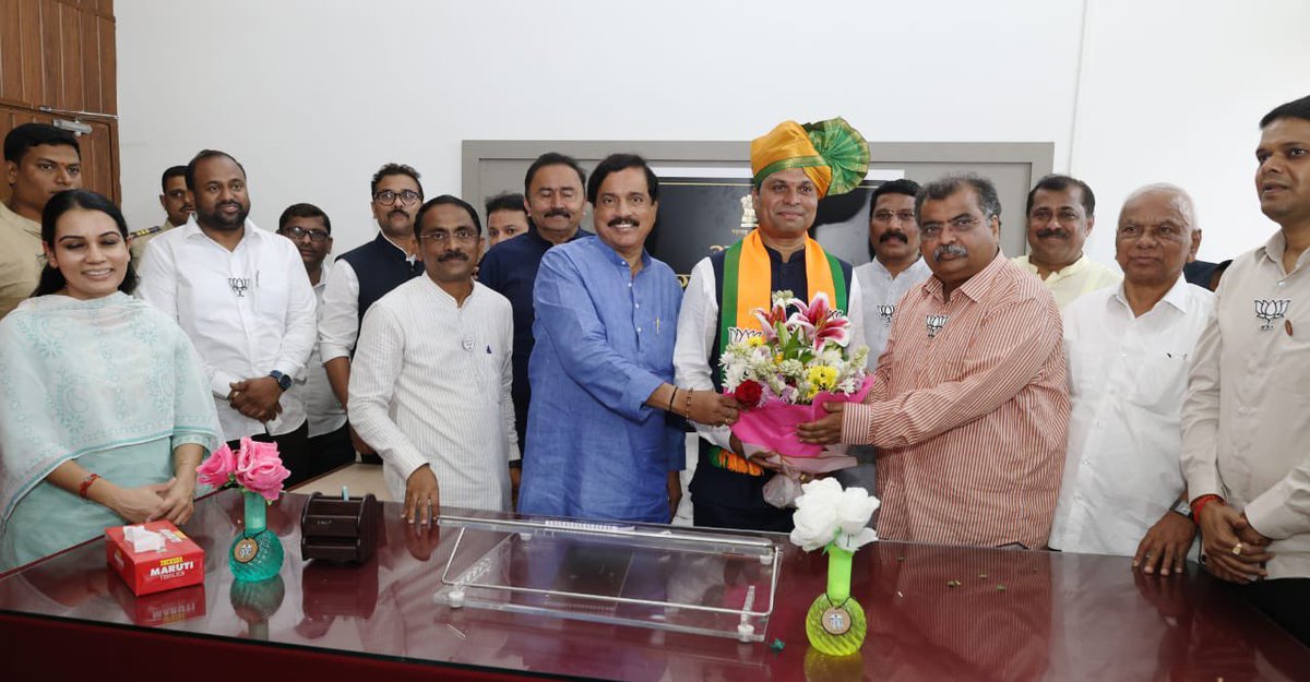 iAditiTatkare's tweet photo. रायगड जिल्ह्याच्या सर्वांगीण विकासासाठी महायुती सज्ज !

राष्ट्रवादी काँग्रेस पक्षाचे प्रदेशाध्यक्ष आदरणीय खा.श्री. सुनीलजी तटकरे साहेब आणि भारतीय जनता पक्षाचे प्रदेशाध्यक्ष माननीय आ.श्री. रवींद्रजी चव्हाण साहेब यांच्या प्रमुख उपस्थितीत रायगड जिल्हा परिषदेच्या अध्यक्षपदी भारतीय जनता पक्षाचे श्री. मंगेश रामचंद्र वाकडीकर व उपाध्यक्षपदी राष्ट्रवादी काँग्रेस पक्षाचे ज्येष्ठ सदस्य श्री. मधुकरजी पाटील यांची बिनविरोध निवड झाल्याबद्दल त्यांचे हार्दिक अभिनंदन. 

लोकन��ते आदरणीय अजितदादा पवार यांच्या प्रगतिशील विचारांवर, आदरणीय मुख्यमंत्री श्री. देवेंद्रजी फडणवीस साहेब, आदरणीय उपमुख्यमंत्री श्री. एकनाथजी शिंदे साहेब, आदरणीय उपमुख्यमंत्री श्रीमती सुनेत्राकाकी अजितदादा पवार, राष्ट्रवादी काँग्रेस पक्षाचे प्रदेशाध्यक्ष आदरणीय खा.श्री. सुनील तटकरे साहेब यांच्या नेतृत्वावर राष्ट्रवादी - भाजपा - शिवसेना महायुतीवर रायगड जिल्ह्यातील नागरिकांनी दाखव��ेला विश्वास सार्थ ठरवण्यासाठी आमचे हे दोन्ही सहकारी अतिशय सचोटीने काम करतील हा मला विश्वास आहे.

यावेळी आमदार श्री. प्रशांत ठाकूर, आमदार श्री. निरंजन डावखरे, मा.आ.श्री. अनिकेतभाई तटकरे, भाजपा जिल्हाध्यक्ष मा.खा.श्री. धैर्यशील पाटील, शिवसेना जिल्हा परिषद सदस्या मानसी दळवी, राष्ट्रवादी काँग्रेसचे जिल्हाध्यक्ष श्री. सुधाकर घारे, कार्याध्यक्ष श्री. सुभाष केकाणे, शिवसेना जिल्हा परिषद सदस्य ���्री. विकास गोगावले यांच्यासह महायुतीचे पदाधिकारी व कार्यकर्ते मोठ्या संख्येने उपस्थित होते.

@SunilTatkare @RaviDadaChavan @mahancpspeaks @BJP4Maharashtra