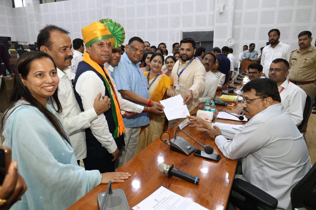 iAditiTatkare's tweet photo. रायगड जिल्ह्याच्या सर्वांगीण विकासासाठी महायुती सज्ज !

राष्ट्रवादी काँग्रेस पक्षाचे प्रदेशाध्यक्ष आदरणीय खा.श्री. सुनीलजी तटकरे साहेब आणि भारतीय जनता पक्षाचे प्रदेशाध्यक्ष माननीय आ.श्री. रवींद्रजी चव्हाण साहेब यांच्या प्रमुख उपस्थितीत रायगड जिल्हा परिषदेच्या अध्यक्षपदी भारतीय जनता पक्षाचे श्री. मंगेश रामचंद्र वाकडीकर व उपाध्यक्षपदी राष्ट्रवादी काँग्रेस पक्षाचे ज्येष्ठ सदस्य श्री. मधुकरजी पाटील यांची बिनविरोध निवड झाल्याबद्दल त्यांचे हार्दिक अभिनंदन. 

लोकन��ते आदरणीय अजितदादा पवार यांच्या प्रगतिशील विचारांवर, आदरणीय मुख्यमंत्री श्री. देवेंद्रजी फडणवीस साहेब, आदरणीय उपमुख्यमंत्री श्री. एकनाथजी शिंदे साहेब, आदरणीय उपमुख्यमंत्री श्रीमती सुनेत्राकाकी अजितदादा पवार, राष्ट्रवादी काँग्रेस पक्षाचे प्रदेशाध्यक्ष आदरणीय खा.श्री. सुनील तटकरे साहेब यांच्या नेतृत्वावर राष्ट्रवादी - भाजपा - शिवसेना महायुतीवर रायगड जिल्ह्यातील नागरिकांनी दाखव��ेला विश्वास सार्थ ठरवण्यासाठी आमचे हे दोन्ही सहकारी अतिशय सचोटीने काम करतील हा मला विश्वास आहे.

यावेळी आमदार श्री. प्रशांत ठाकूर, आमदार श्री. निरंजन डावखरे, मा.आ.श्री. अनिकेतभाई तटकरे, भाजपा जिल्हाध्यक्ष मा.खा.श्री. धैर्यशील पाटील, शिवसेना जिल्हा परिषद सदस्या मानसी दळवी, राष्ट्रवादी काँग्रेसचे जिल्हाध्यक्ष श्री. सुधाकर घारे, कार्याध्यक्ष श्री. सुभाष केकाणे, शिवसेना जिल्हा परिषद सदस्य ���्री. विकास गोगावले यांच्यासह महायुतीचे पदाधिकारी व कार्यकर्ते मोठ्या संख्येने उपस्थित होते.

@SunilTatkare @RaviDadaChavan @mahancpspeaks @BJP4Maharashtra