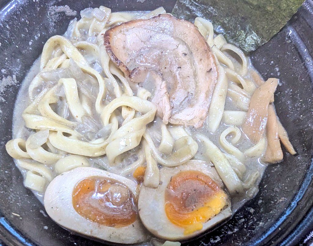 eita1227's tweet image. 人形町の麺屋音
出前館の利用記事。出前館も最近送料が無料開始。この記事は無料になる前に味玉純煮干し中華そばを堪能😋実店舗と同等に美味しい。この日は送料込みで１０７０円とお安めでした。実店舗もデリバリーもおススメの良店😁👍
#出前館 #デリバリー
#人形町 #味玉純煮干し中華そば