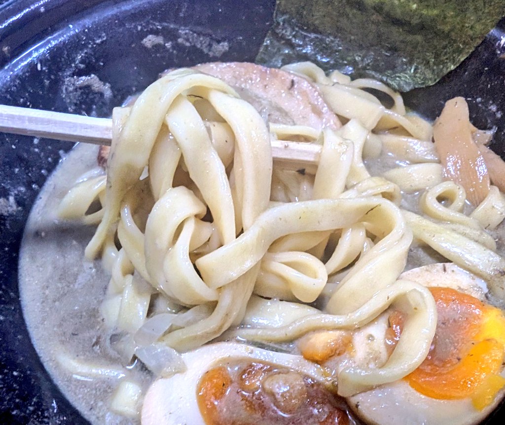 eita1227's tweet image. 人形町の麺屋音
出前館の利用記事。出前館も最近送料が無料開始。この記事は無料になる前に味玉純煮干し中華そばを堪能😋実店舗と同等に美味しい。この日は送料込みで１０７０円とお安めでした。実店舗もデリバリーもおススメの良店😁👍
#出前館 #デリバリー
#人形町 #味玉純煮干し中華そば