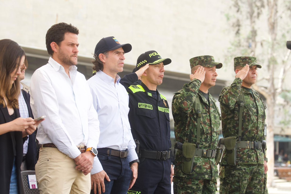 Hoy entregamos 120 motos de alto cilindraje a nuestra Policía, que serán la base del nuevo Grupo Élite de Reacción Motorizada para tener más presencia y reacción frente al delito🚨.

Más de $8.800 millones en estas motos y cerca de $80 mil millones invertidos en parque automotor