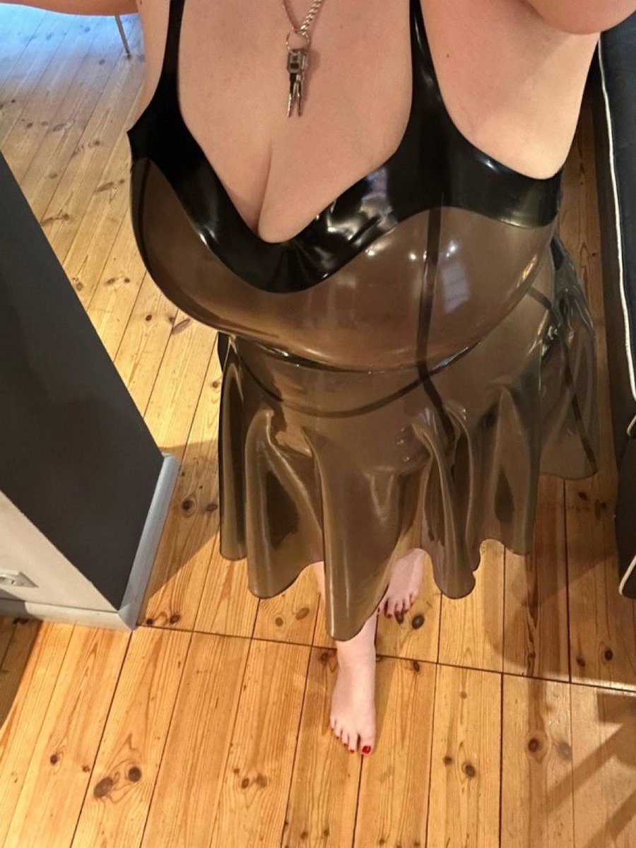 Kel0475's tweet photo. Speak loud to see the real submissive here and comment and like before texting me direct to explore your kinks 
Signal:@mommydripping.33
Telegram:mommy_v_6 https://t.co/k0IKvziQTs