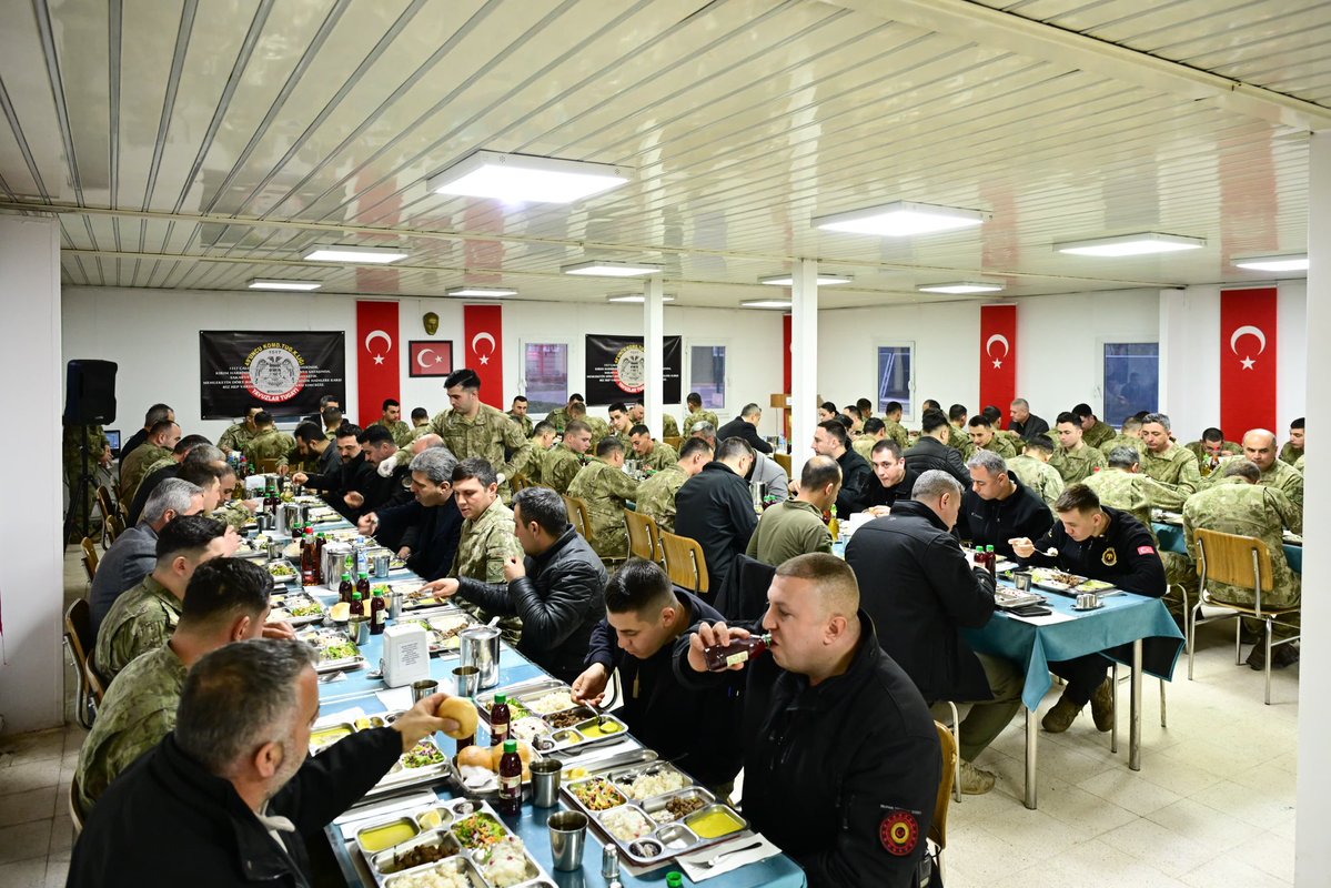 Valimiz Sayın Cahit Çelik ile birlikte 49. Komando Tugay Komutanlığında kahraman Mehmetçiklerimizle iftarımızı açtık.

Aynı sofrayı paylaştığımız bu güzel akşamda; vatanımızın huzuru, milletimizin güvenliği için görev başında olan tüm Mehmetçiklerimize minnet ve şükranlarımızı
