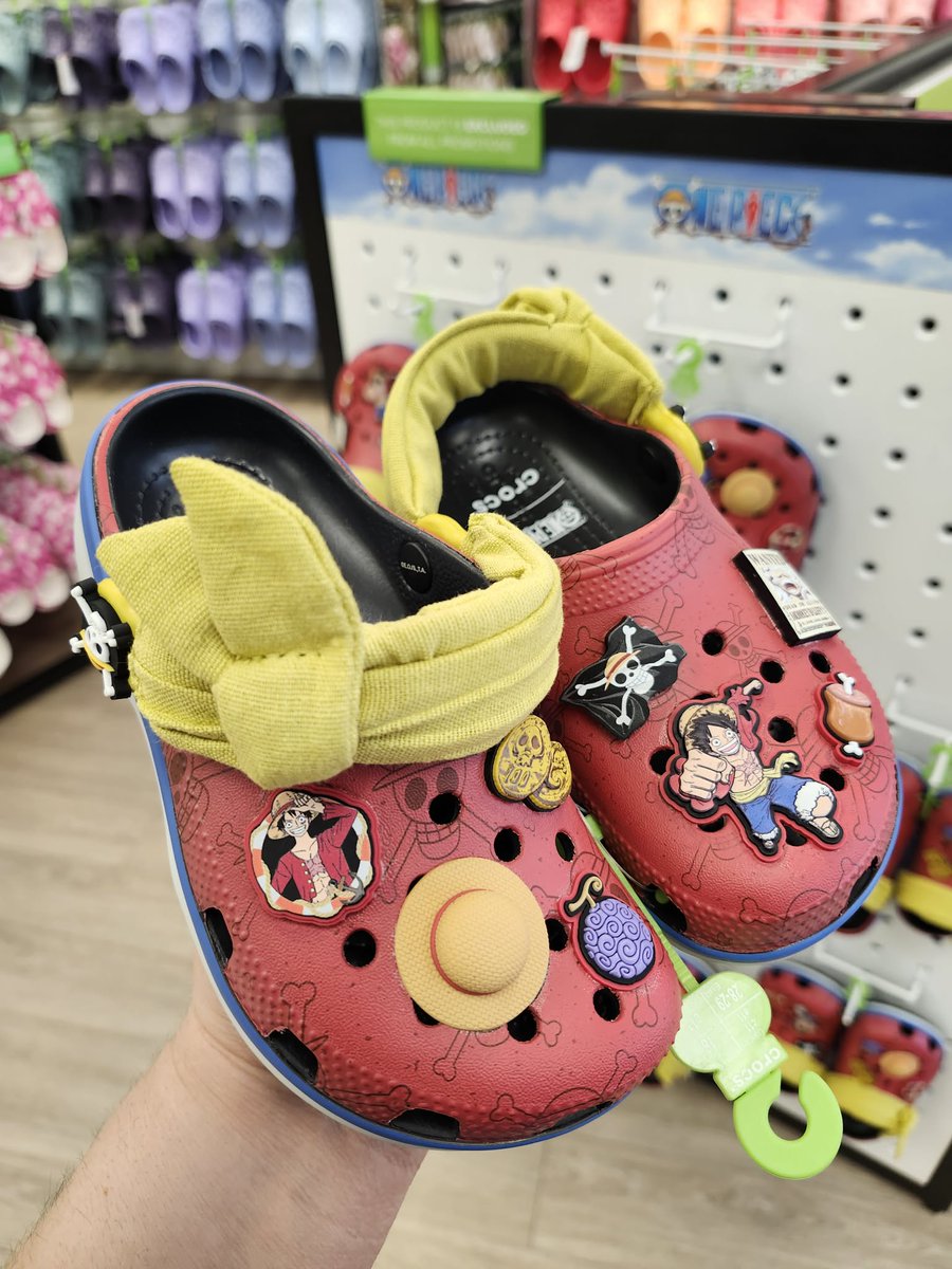 LBVFS's tweet image. #CrocsStyle Crocs at the Lake Buena Vista Factory Stores. Buy 2, get 2 FREE (clearance footwear). It’s the perfect chance to treat yourself (and maybe someone else).😉Exclusions apply. Sale is subject to change. #ShopNow #style #shoes #crocs