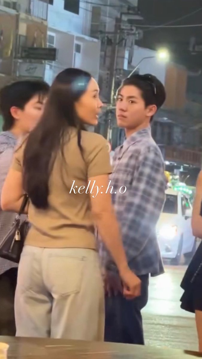 My friend was eating and she saw Mond walk by 😂
Ohoo I miss this handsome boy 😝

#Almondbabybigboy