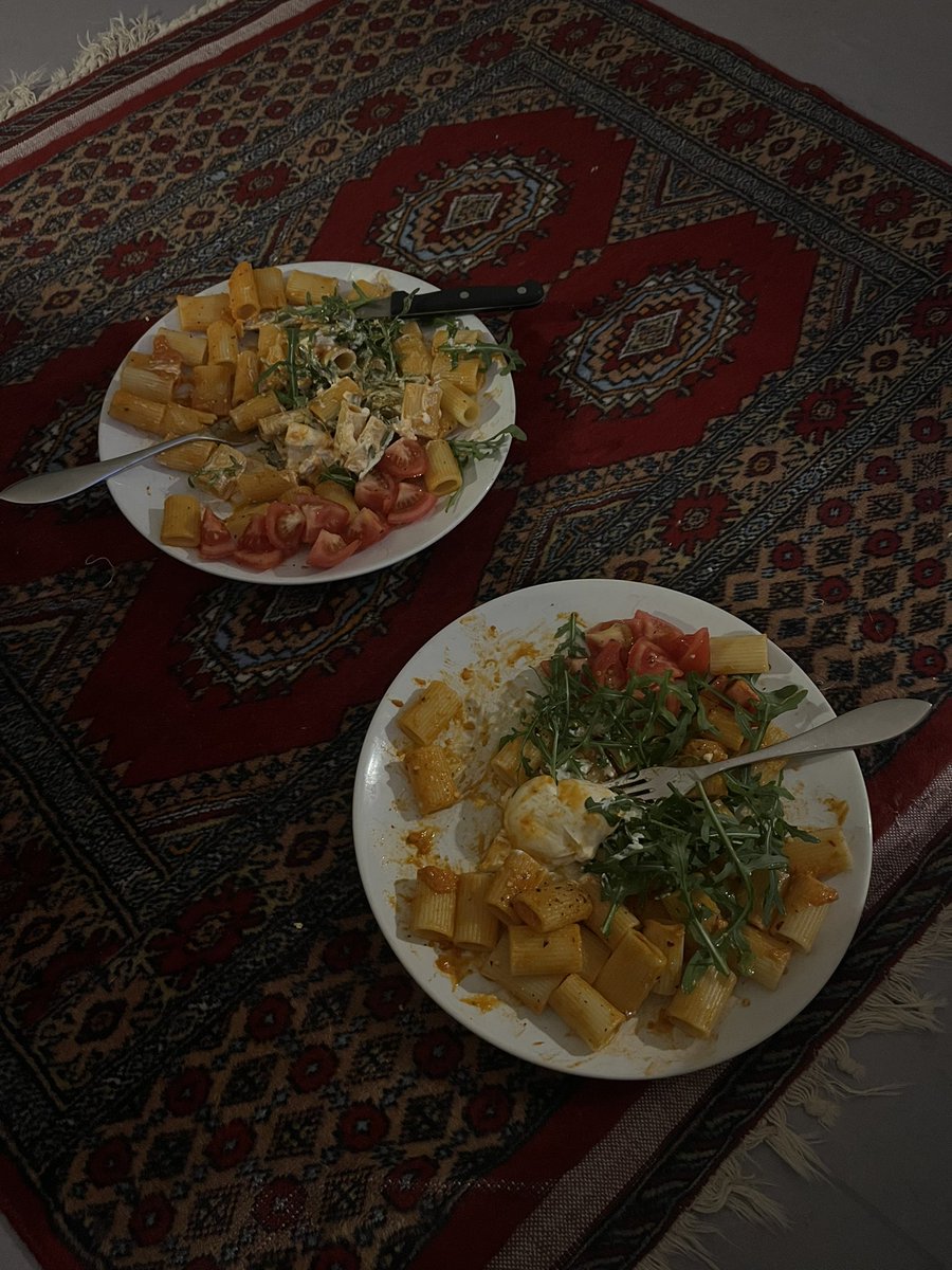raspberryeats's tweet photo. Floor dinner https://t.co/YuaoK4JlaL