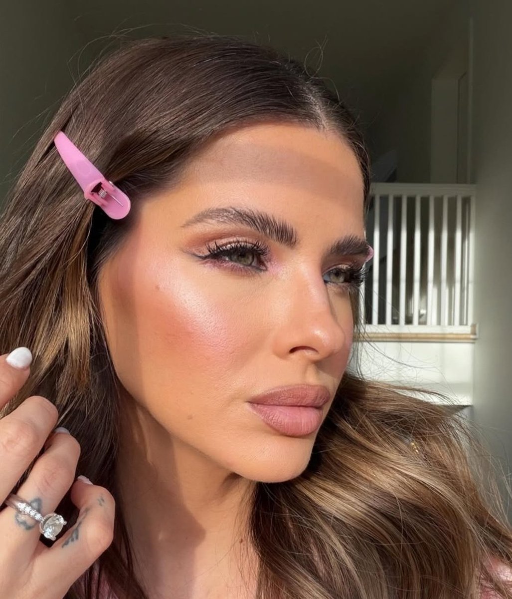 s3_ines's tweet photo. Una muñeca. 💖
BELLISIMA , la más hermosa 💖 
El anillo,  el  diamante enorme ♦️ 

Se merece todo y más y lo qie se ha de venir..
La mujer de su vida, incondicional, 

3. 2. 1 brote

#ChinaSuarez #Chinardi #MauroLibre  #ChinaEstamosConVos https://t.co/sw9eqhNji1