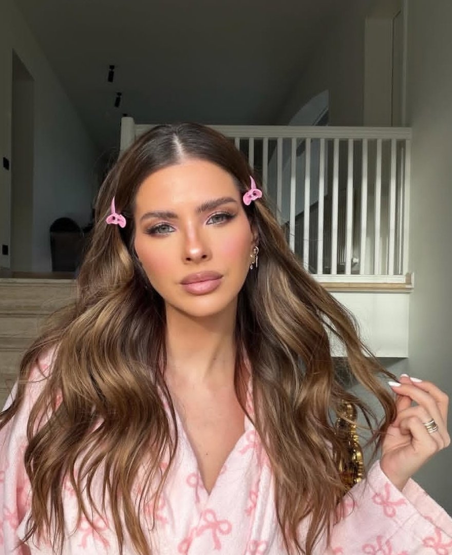 s3_ines's tweet photo. Una muñeca. 💖
BELLISIMA , la más hermosa 💖 
El anillo,  el  diamante enorme ♦️ 

Se merece todo y más y lo qie se ha de venir..
La mujer de su vida, incondicional, 

3. 2. 1 brote

#ChinaSuarez #Chinardi #MauroLibre  #ChinaEstamosConVos https://t.co/sw9eqhNji1