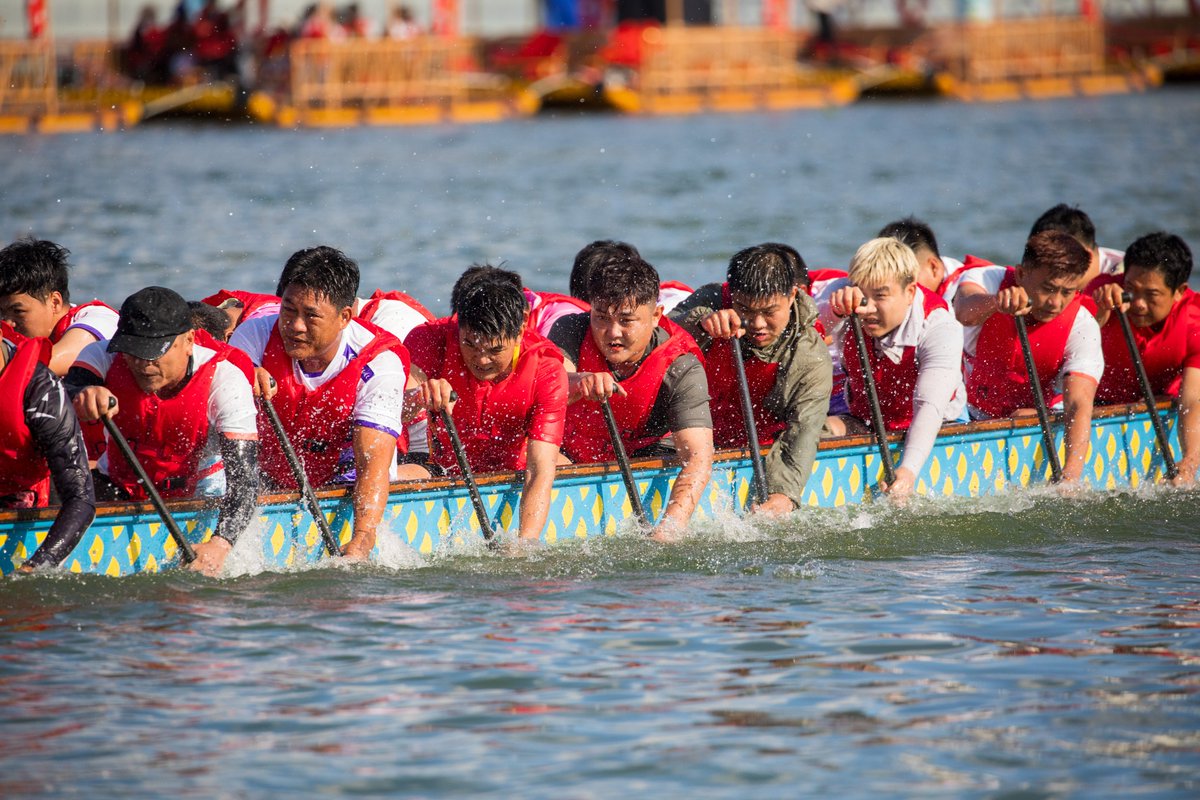 Lingshui_Lian's tweet photo. During the Lantern Festival, the Lingshui River became a stage for a water sports celebration. 
🐲Dragon boats, rowing boats, paddleboards, and kayaks raced together across the water, cutting through waves with speed and passion as they celebrated the festive spirit. https://t.co/IaWGrfNPFW