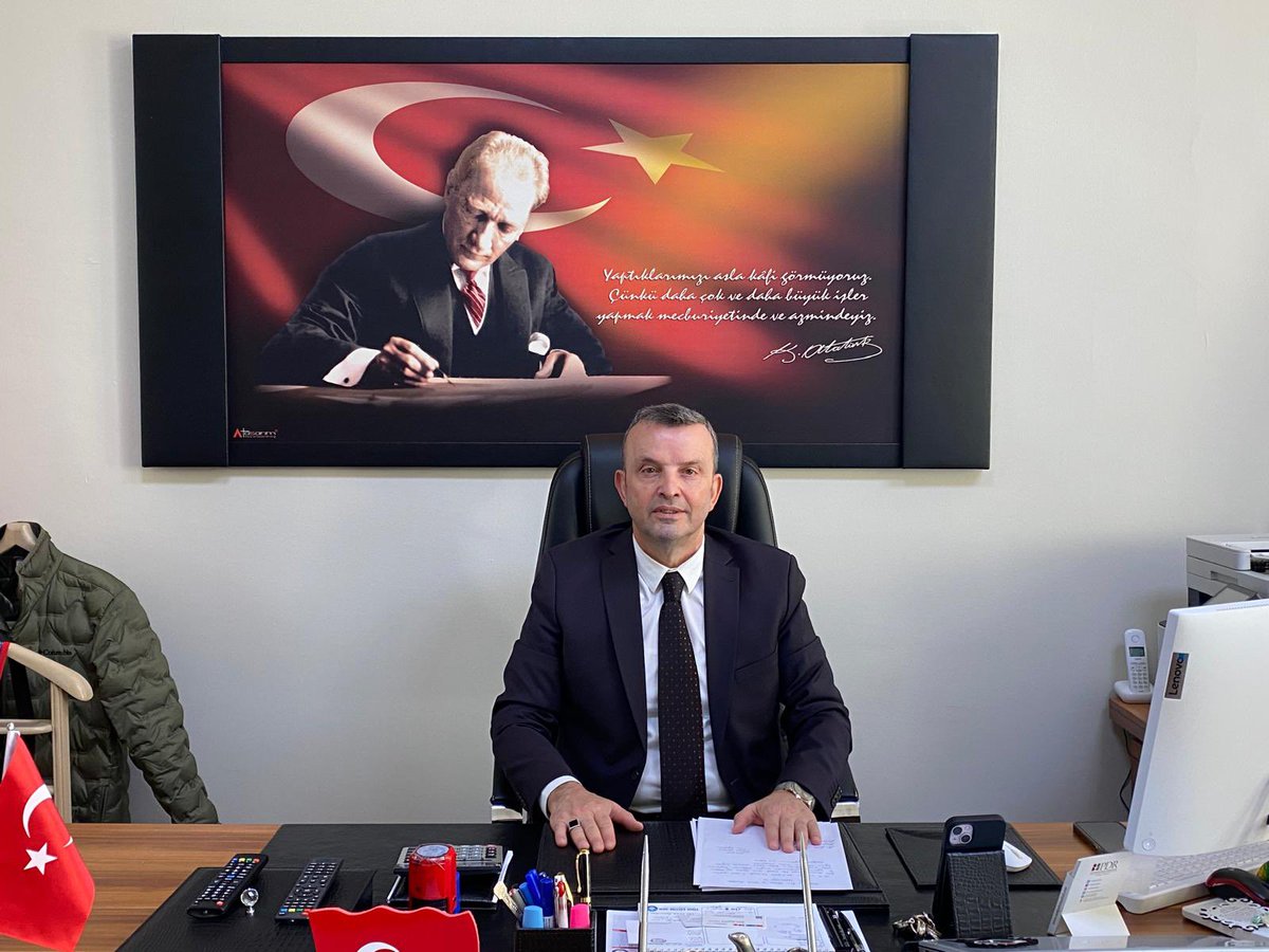 Bayrağımız gökyüzünde dalgalandıkça bu topraklarda vatan sevgisi yaşadıkça İstiklal Marşı’nın ruhu da bu milletin kalbinde sonsuza kadar yaşayacaktır. Bu duygu ve düşüncelerle İstiklal Marşı’mızın kabulünün yıl dönümünü gururla ve minnetle anıyorum.🇹🇷
<a href="/BakirkoyMEM/">Bakırköy İlçe Millî Eğitim Müdürlüğü</a> <a href="/denizci_salih/">Ahmet Salih Denizci</a>