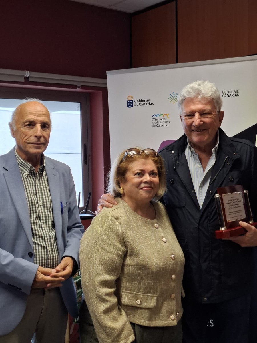 fecoeca's tweet photo. 🤝 En FECOECA recibimos la visita de Pedro Quevedo Iturbe, Concejal de Desarrollo Local Movilidad, Turismo y Ciudad de Mar del @aytolpgc 

Durante el encuentro, miembros de nuestra Junta Directiva hicieron entrega de una placa en reconocimiento a su apoyo al comercio local. https://t.co/K4QzcKRJdf