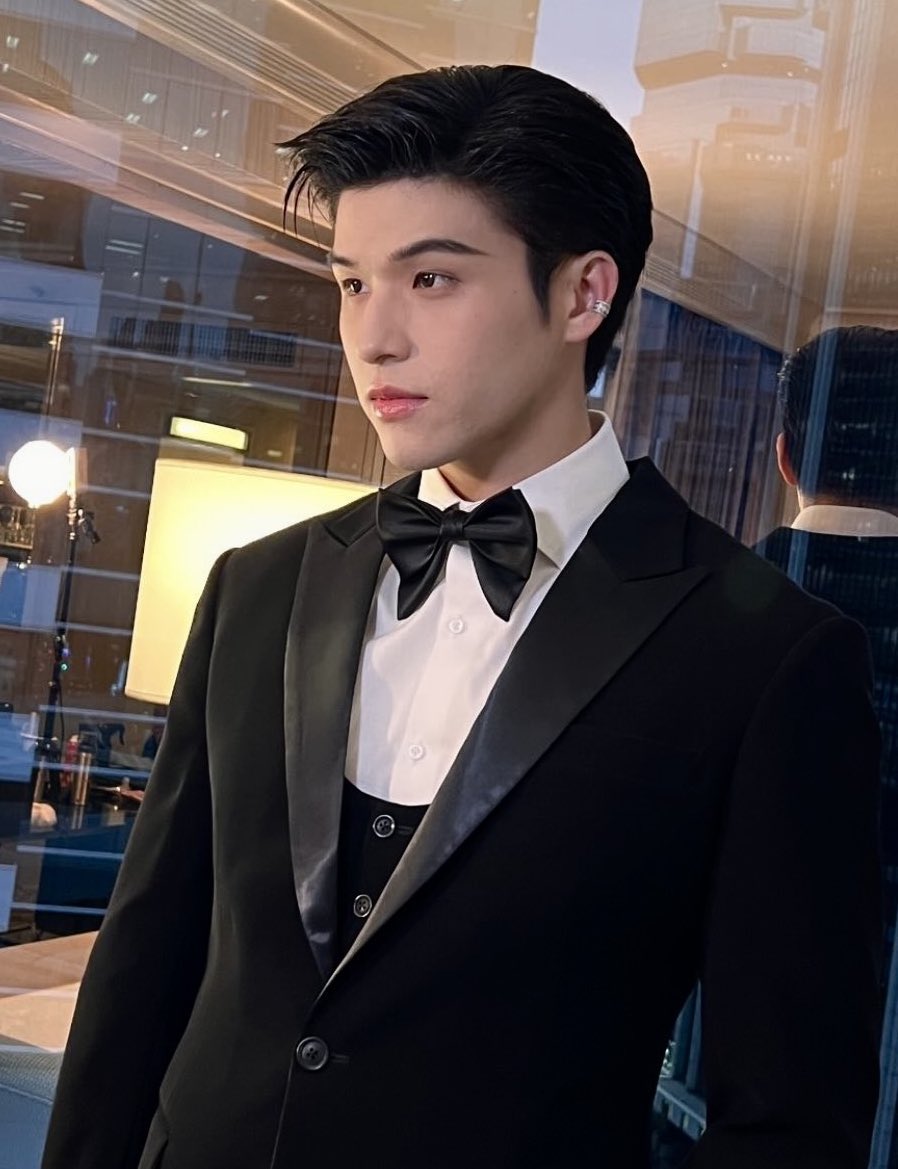 ทำไมยังไม่มีใครเขียนเคะไฮโซหล่อๆ เจ้าสำราญ พูดจาคะขา แทนตัวเองว่าพี่ ถือแก้ววิสกี้ร่อนไปร่อนมากวนตีนเมะผู้ดีเก่าเพราะเหม็นขี้หน้าคุณชายอีกกกกก