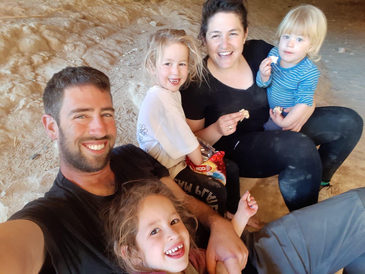 בי נשבעתי, כל יום תופיע כאן תמונה של משפחת סימן טוב קדם זכרם לברכה,
הענף שנכרת בעץ המשפחתי שלי. 
תמרי קדם בת דודתי,ג'ון בעלה, ארבל שחר ועומריקו המלאכים.
שהופקרו ונרצחו בניר עוז.

עד שממשלת המוות, מממנת החמאס, היהירה, המפקירה, המנותקת, המזופתת, המושחתת והאנטי ציונית תצא מחיינו.