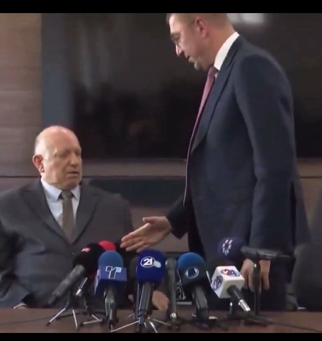 Се знае кој е газда  дава пари за кампањи и за избори
Затоа доле Мицко и капка да не падне