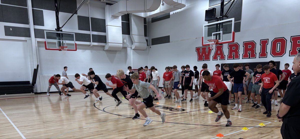 WHS_WarriorFB's tweet photo. Shout out to our Head Track Coach @TrkGuy402 for leading the team through some high level running mechanic drills.
#WeSide #ET https://t.co/14G3mSoh6F