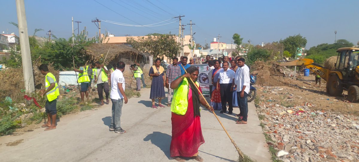 MC_Gadwal's tweet photo. As part of the Praja Palana – Pragathi Pranalika , O/o RDMA JD Sri K. Narayan Rao garu inspected sanitation activities in market places and various wards of Gadwal ULB. #telanganarising2025
@SwachhBharatGov, @SwachhBharat, @MoHUA_India, @tksreedevi @cdmatelangana @TelanganaCMO https://t.co/6ScnAmBY9M