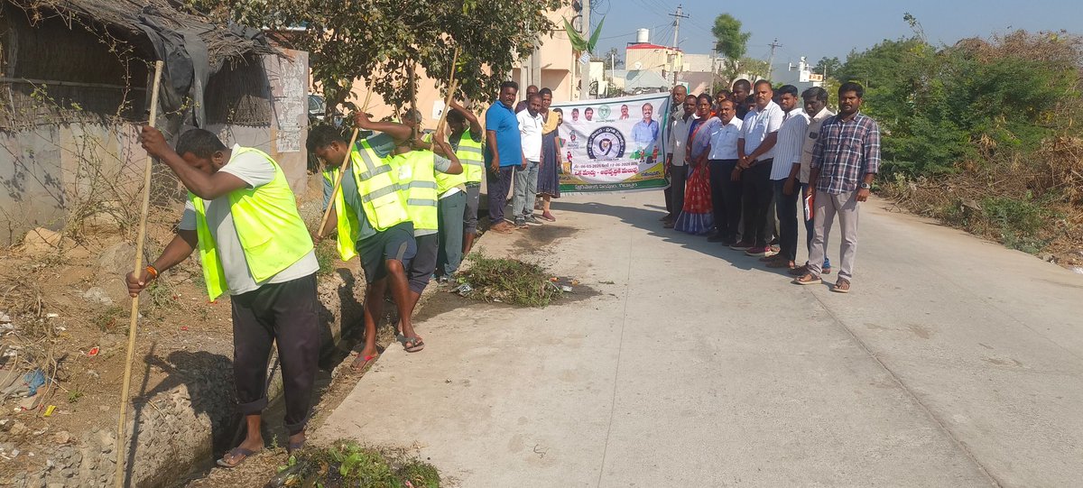 MC_Gadwal's tweet photo. As part of the Praja Palana – Pragathi Pranalika , O/o RDMA JD Sri K. Narayan Rao garu inspected sanitation activities in market places and various wards of Gadwal ULB. #telanganarising2025
@SwachhBharatGov, @SwachhBharat, @MoHUA_India, @tksreedevi @cdmatelangana @TelanganaCMO https://t.co/6ScnAmBY9M